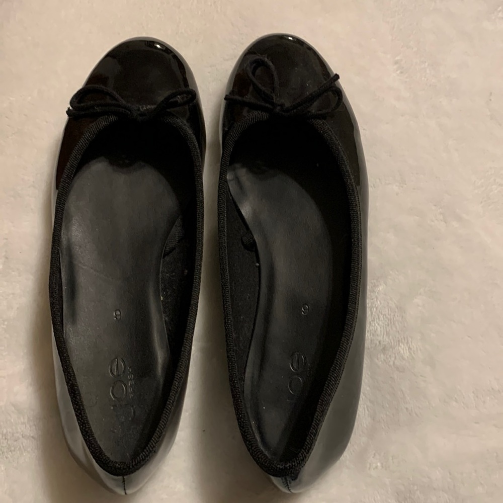 Joe Fresh flat synthetic shoes size 6 with small bow